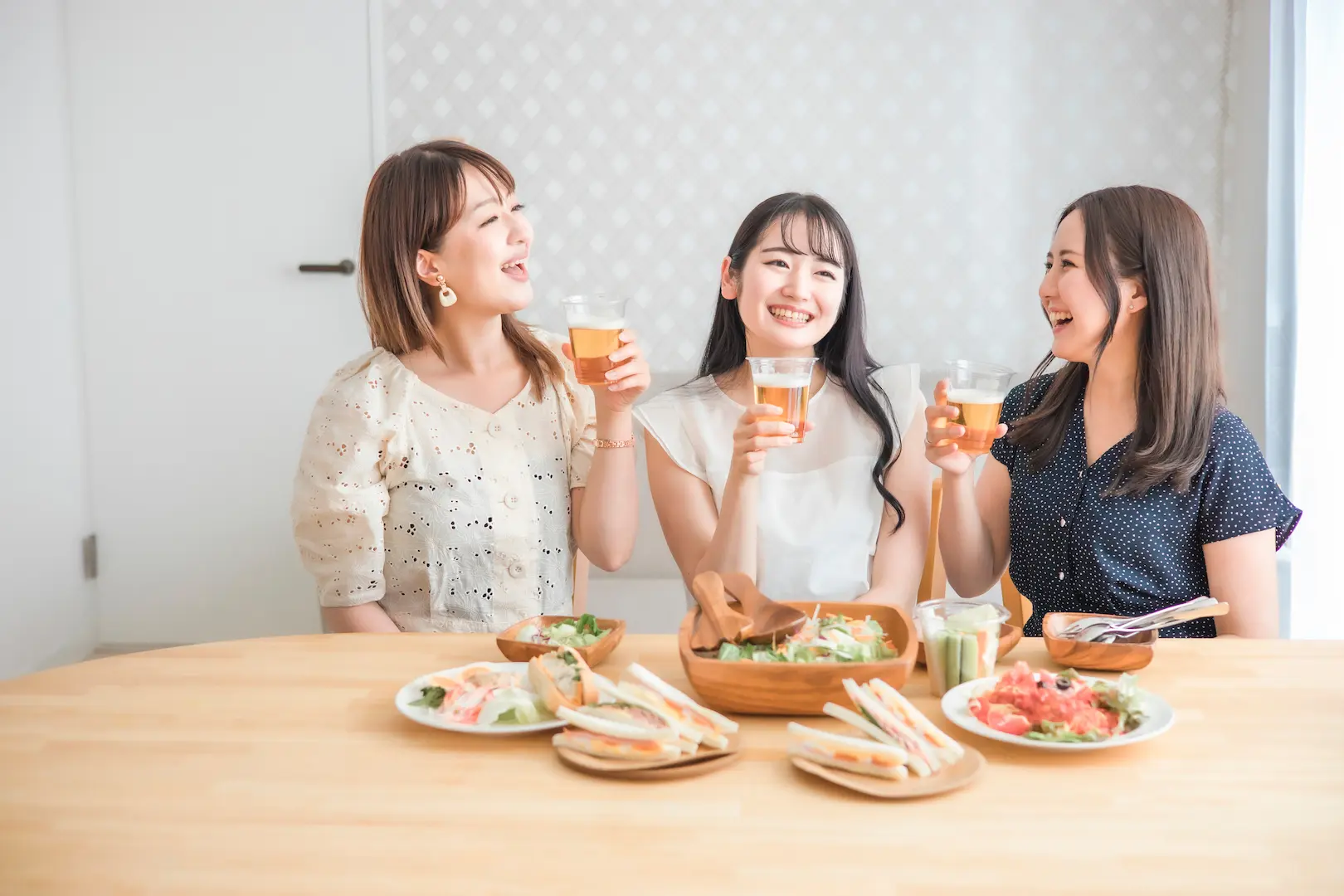 女子会をする女性3人