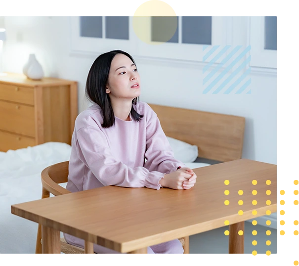 部屋でくたびれた様子の女性の写真